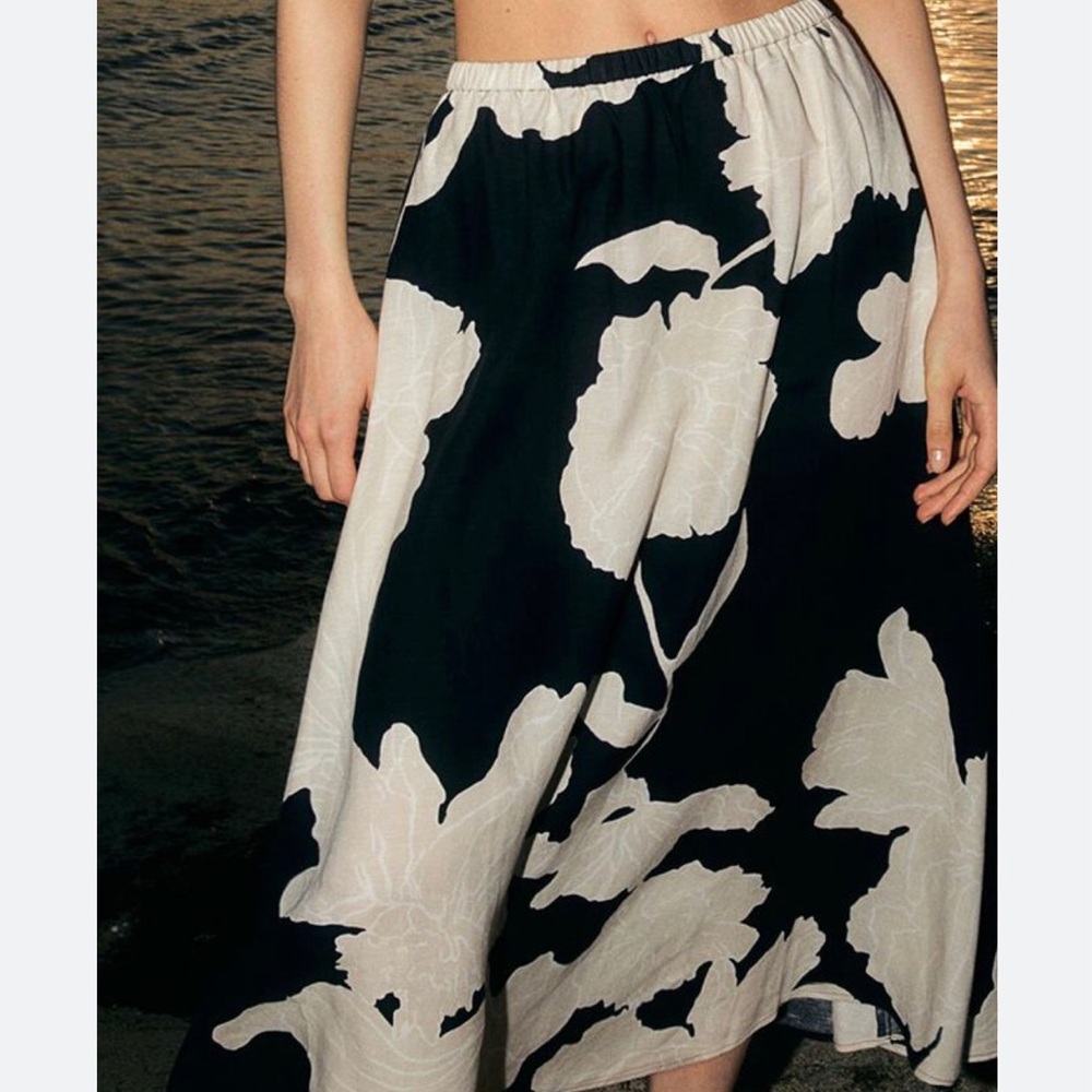 H&M Black and White Floral Midi Skirt Lined Blend Summery Womens Sz L.